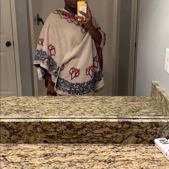 Poncho - Picture 5 of 7